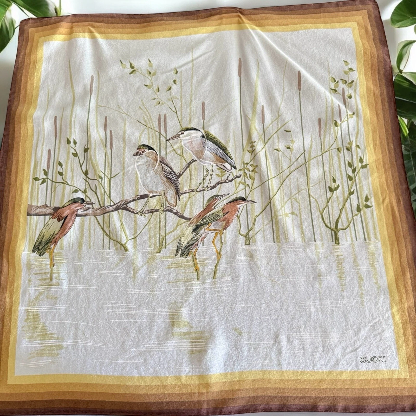 Foulard GUCCI vintage 1973 soie OISEAUX ÉTANG NATURE blanc brw ROULÉ MAIN CARRÉ 26