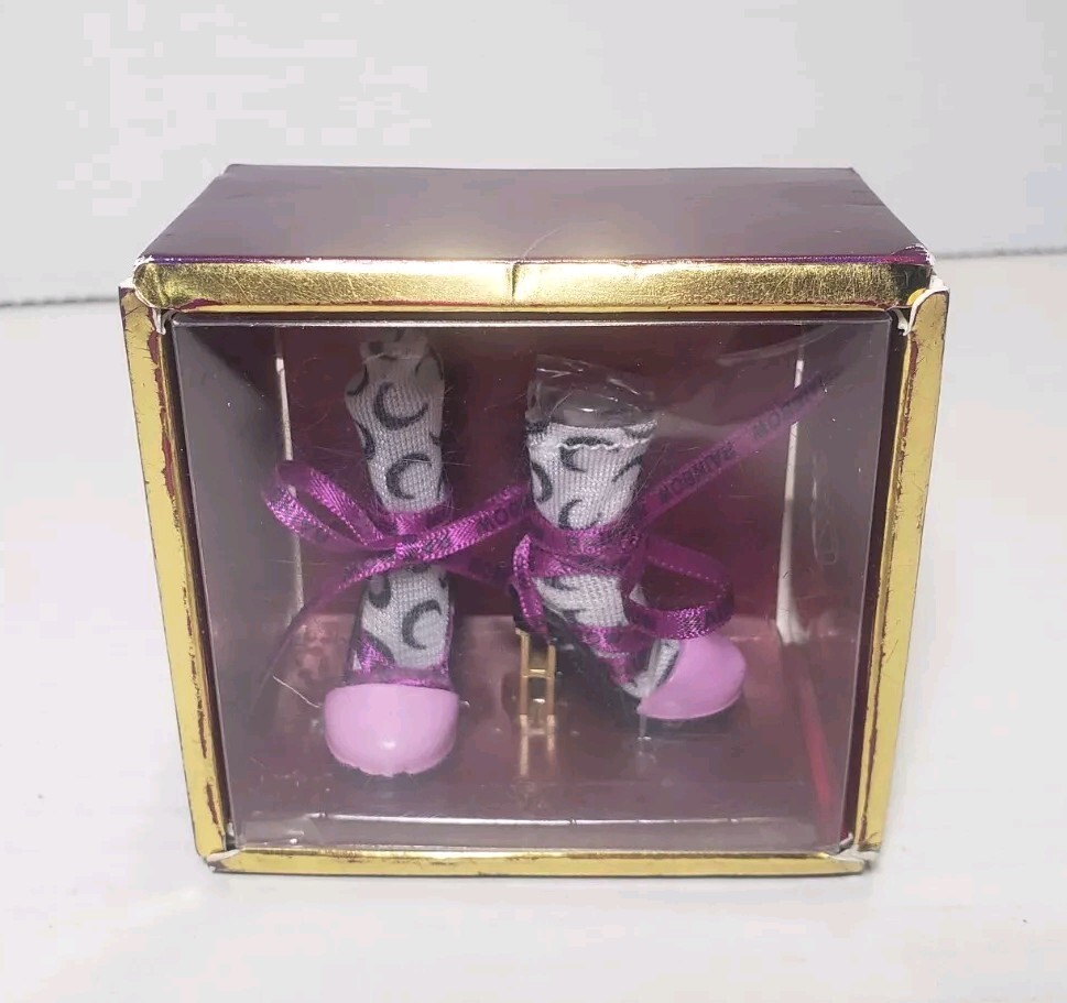 SAOLA Scarpe e calzini Rainbow High Emi Vanda (Orchid) serie 3 solo scatola danneggiati