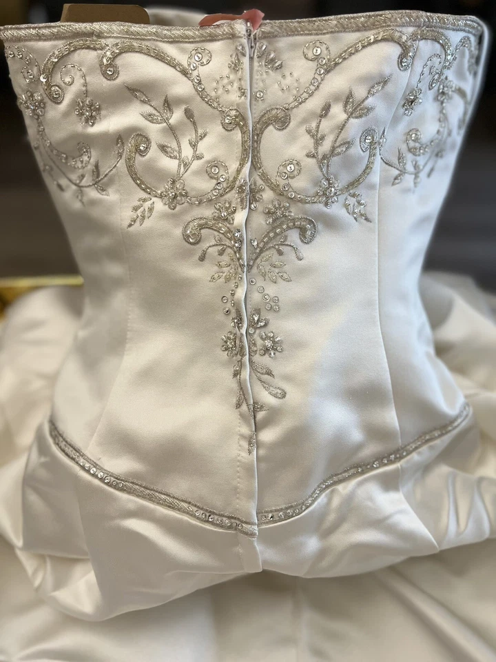 Elegante Vestido de Boda Casablanca Línea A Marfil/Impresionante Cuentas de Plata/Velo/Tiara Foto 3 de 4