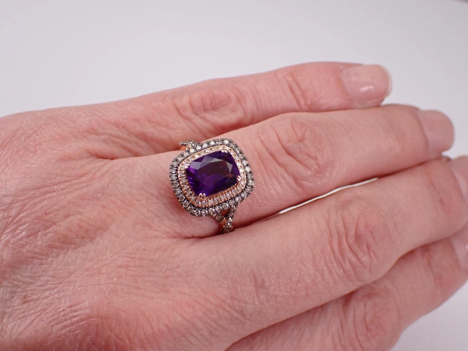 Anillo de compromiso con halo de amatista creado en laboratorio de corte cojín de 3 quilates enchapado en oro rosa de 14 quilates Foto 4 de 4