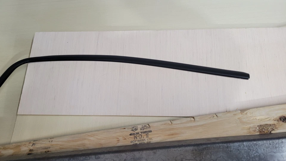 Moldura reveladora de parabrisas OEM 99-16 Ford F-250/350 Super Duty YC3Z2503144AA Foto 3 de 4