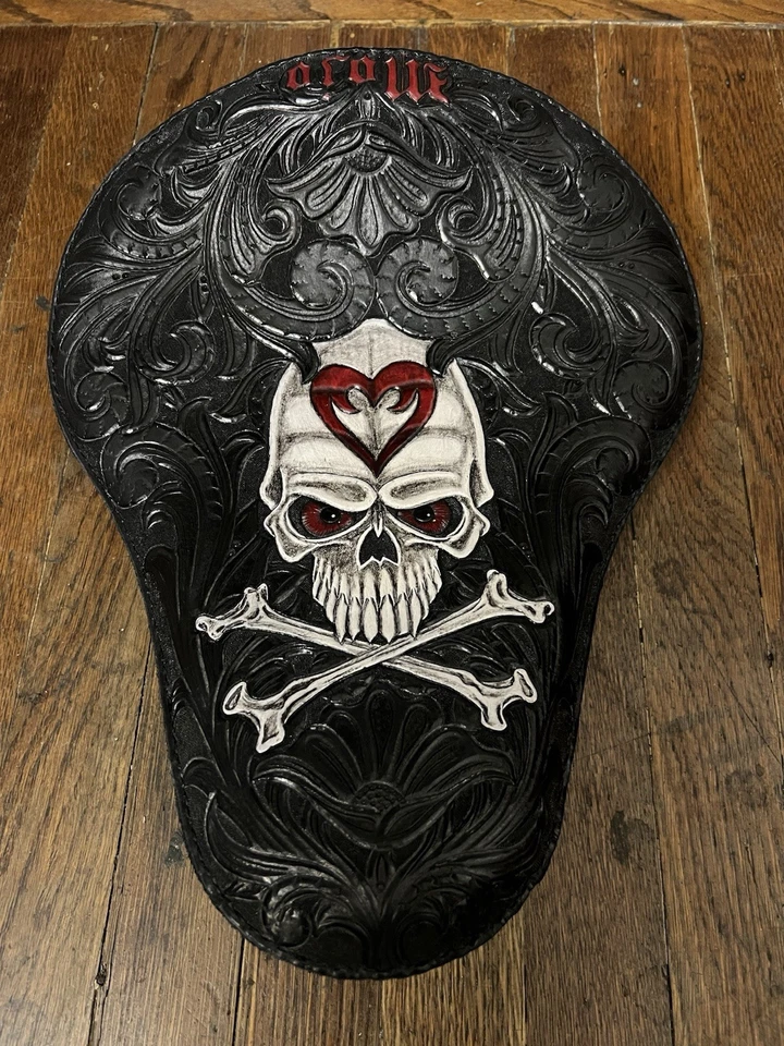 Picadora 100 % mecanizada y cosida a mano, asiento bobber calavera filigrana negra huesos cruzados Foto 2 de 4