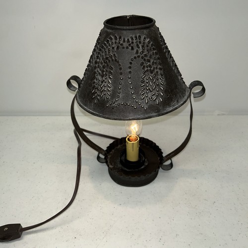Primitive Country Kammerstab Lampe mit gestanztem Zinnschirm Bauernhaus 10"
