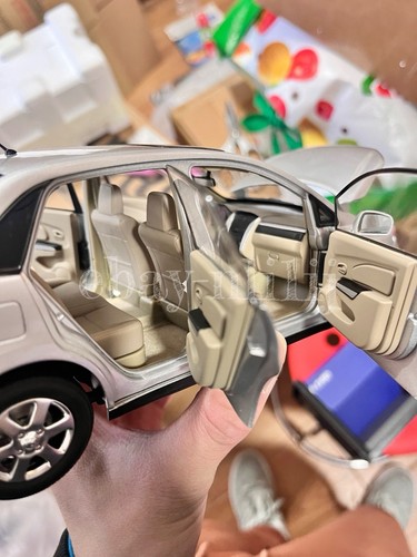 1:18 Scale Nissan Versa Venucia Sedan Silver Diecast Model Car - Picture 13 of 23