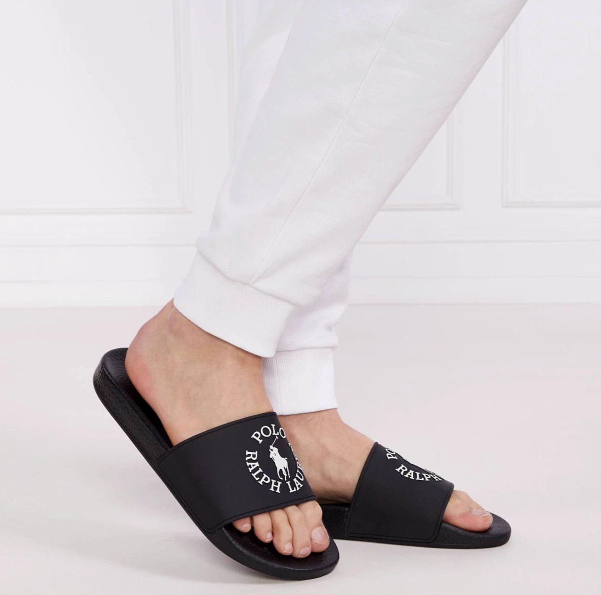 Ralph Lauren Black Logo Sliders UK-7 Pony Slides Home Travel Water Shoes GENUINE
Opens in a new wind