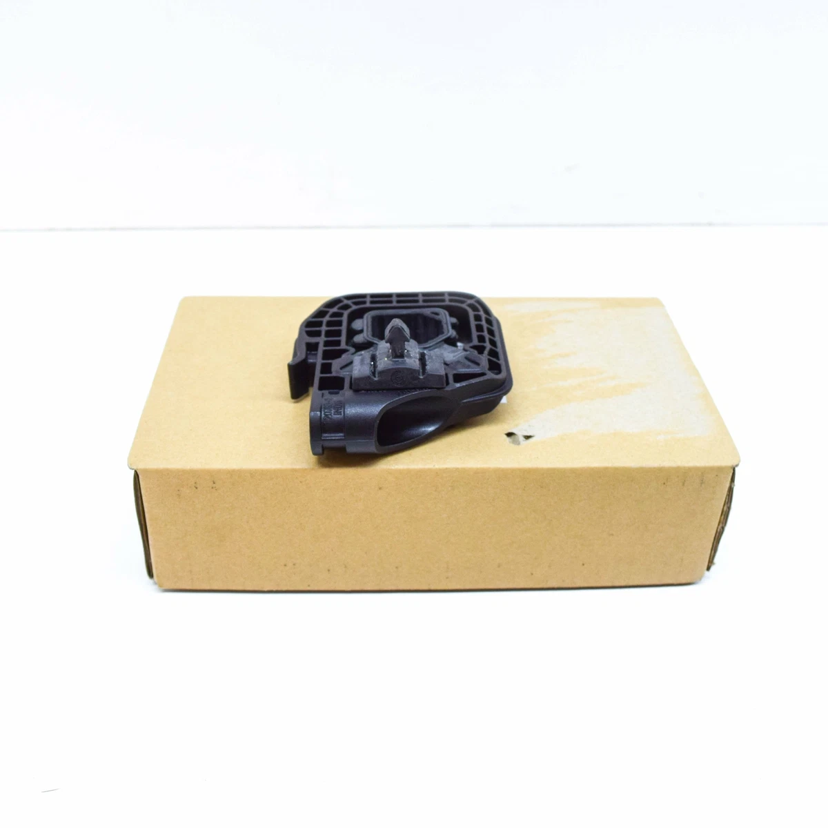 NEW BMW 3 G20 G21 LEFT LOWER RADIATOR INSULATOR HOLDER 17119895623 