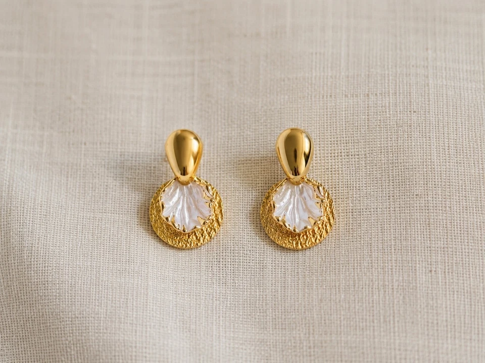 Boucles d’oreilles femme dorées médaille martelée coquillage blanc nacré - Photo 1/3
