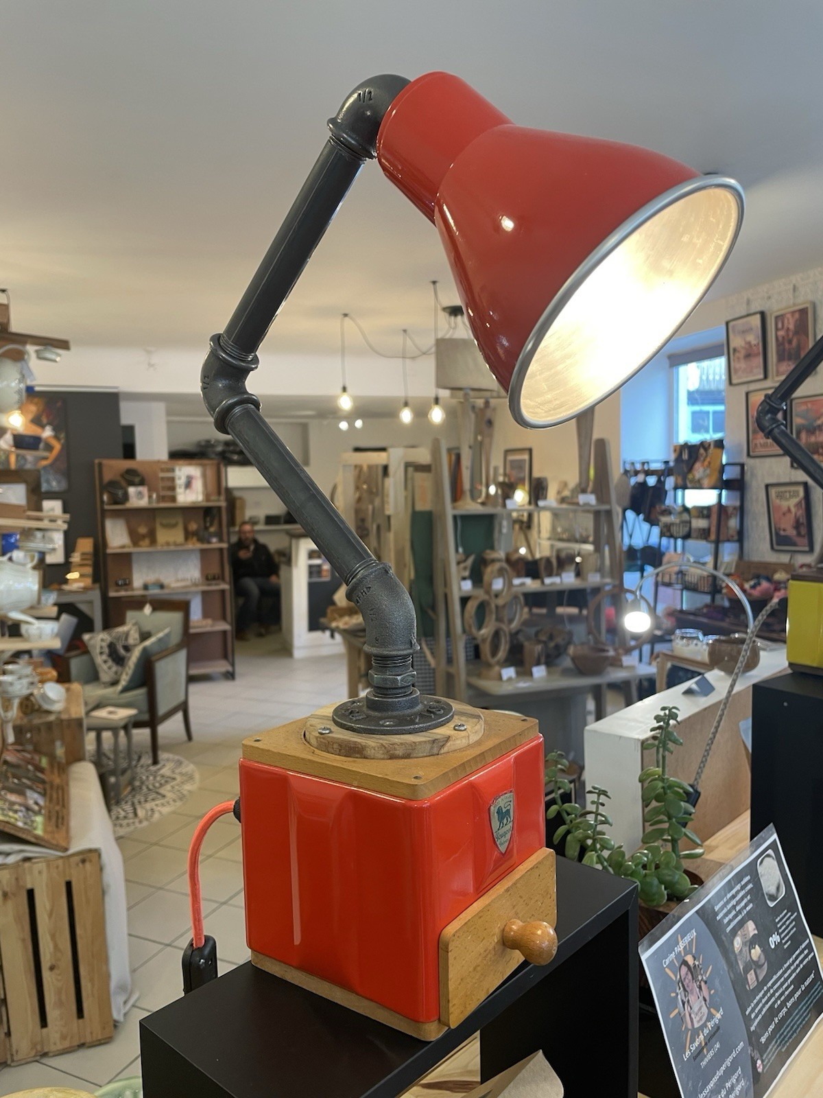 Lampe vintage pour remplacer les éclairages froids et redonner du cachet à un meuble ancien
