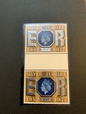 SG1035 GB QE11 MNH Gutter Pair 1977 Silver Jubilee