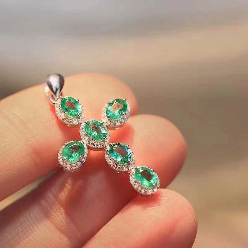 Colgante Cruz Unisex Peridoto Simulado Corte Ovalado 2Ct Chapado en Oro Blanco 14K Foto 2 de 4