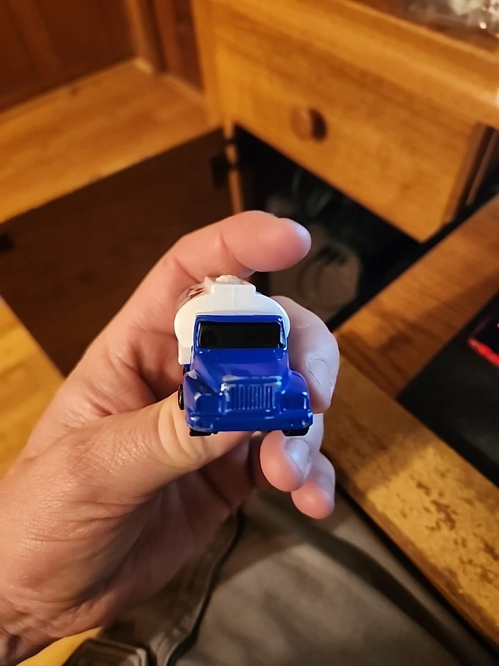 Camión cisterna Maisto Milk Fresh Milk furgoneta utilitaria coche de juguete blanco azul 101 suelto Foto 3 de 4