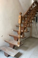 Scala da interno in legno massello noce vintage dritta con balaustra
