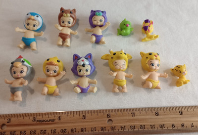 TWOZIES 11 Piece Baby Lot Babies Figures Moose Toys Twosies Pets