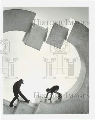1989 Press Photo Justin Britt, Ronald Gentry play on Sullivan arena sculpture