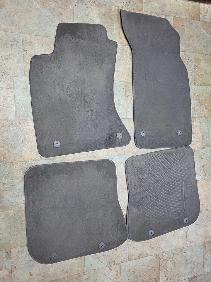 Alfombrillas Audi B5 A4 S4 OEM GRIS; ligeramente desgastadas por la edad. Foto 4 de 4