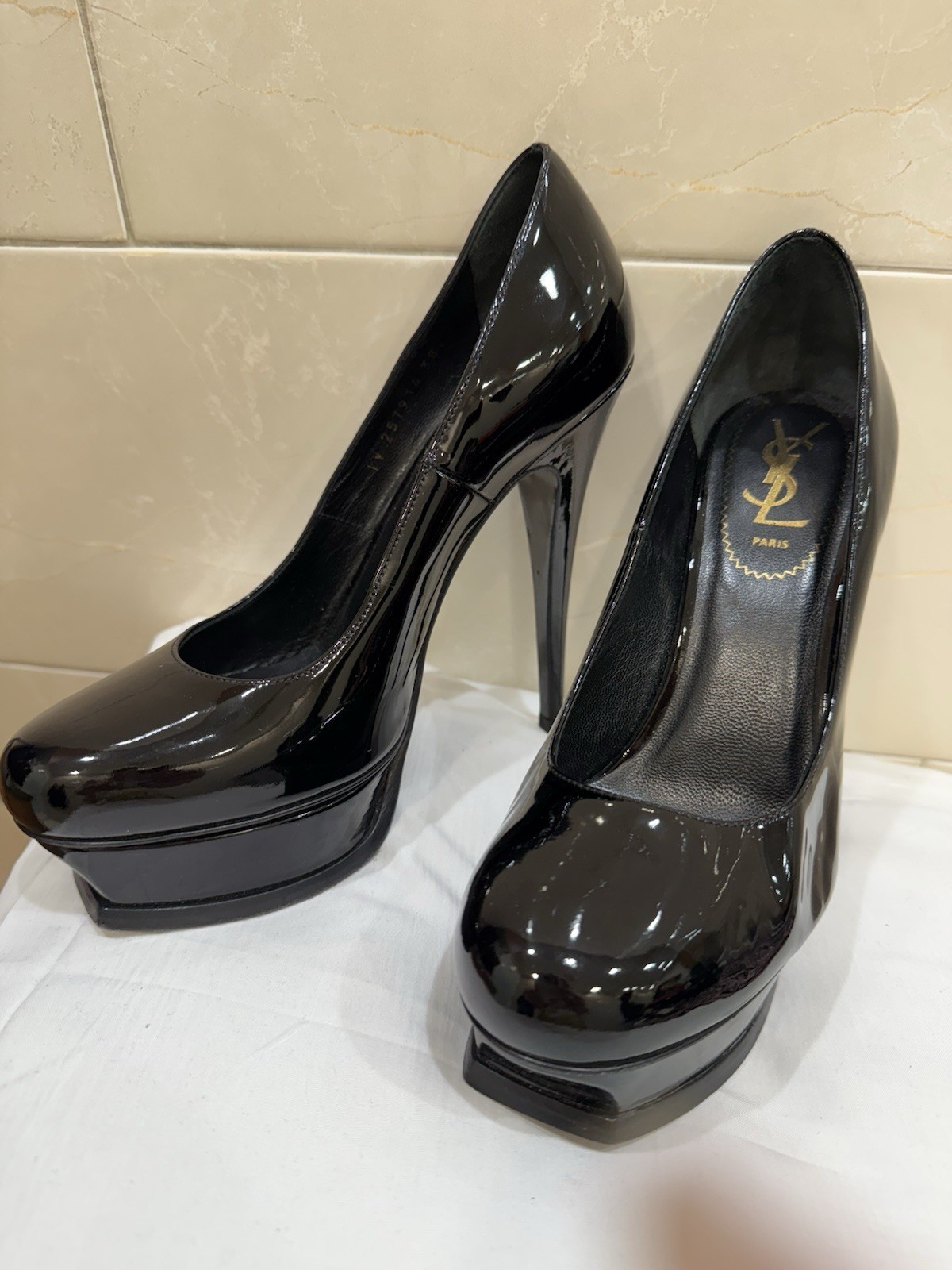 Décolleté YSL Yves Saint Laurent Tribute in pelle verniciata nera taglia 8