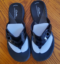 CLARKS CLOUDSTEPPERS "BREEZE REYNA" FLIP FLOP/SANDALS-7 MEDIUM-BLACK PATENT- NEW