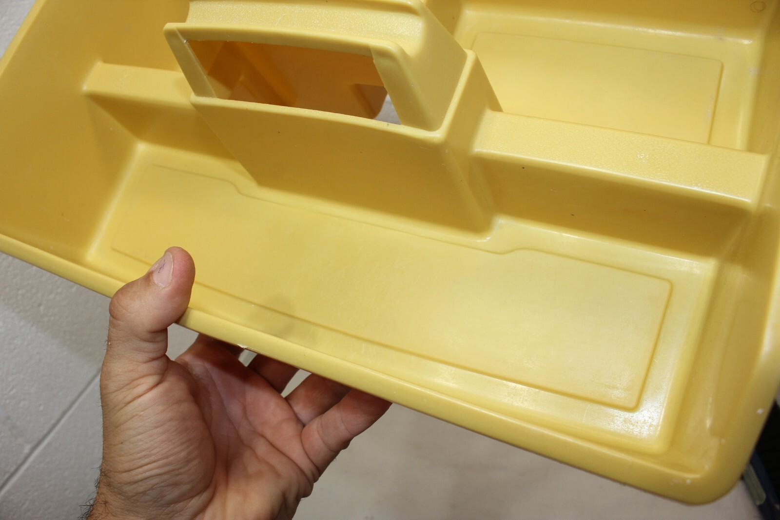 Yellow Rubbermaid 3153 Divided Storage Roughneck Carry Cleaning Craft Part Caddy