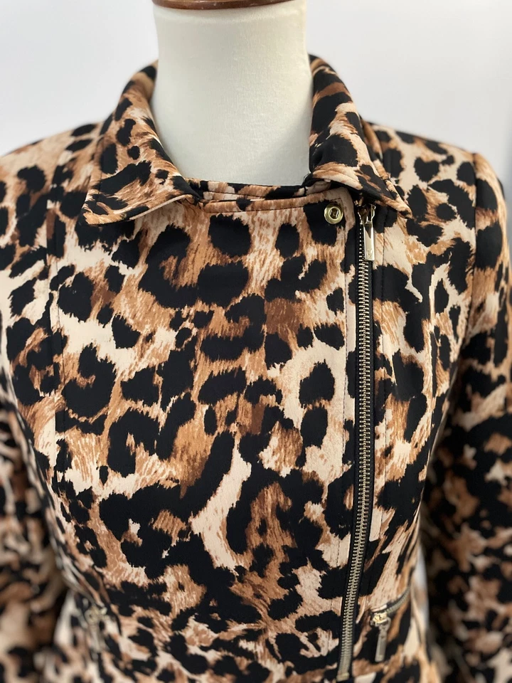 Jaqueta Thalia Sodi animal print leapord zíper lateral, tamanho XS - Imagem 2 de 4