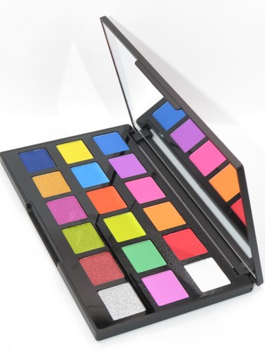 SLEEK LUCID DREAMS 18 SHADES EYESHADOW PALETTE - LUCID DREAMS - Picture 3 of 8