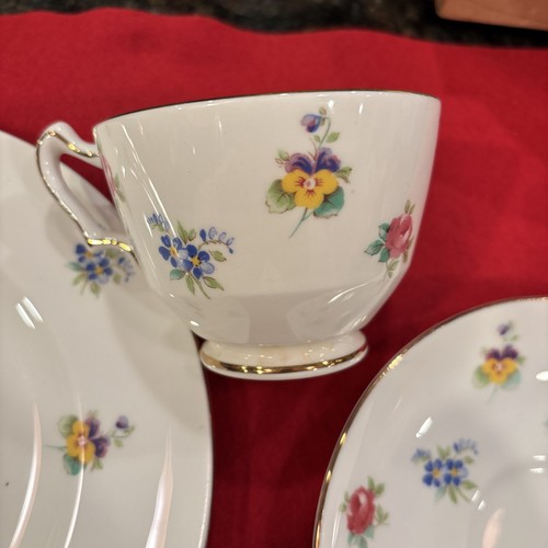 Crown Staffordshire Rose Pansy set 3 pezzi piattino tazza da tè e piatto da dessert - Foto 4 di 18