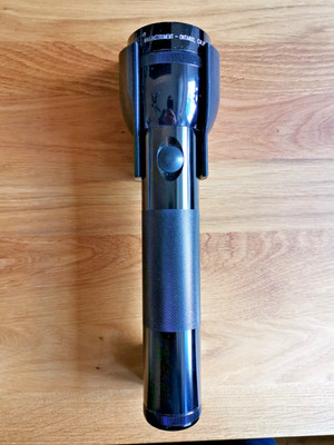 Maglite Wand Halter für alle Versionen mit Monozellen (2D 3D 4D 5D 6D)