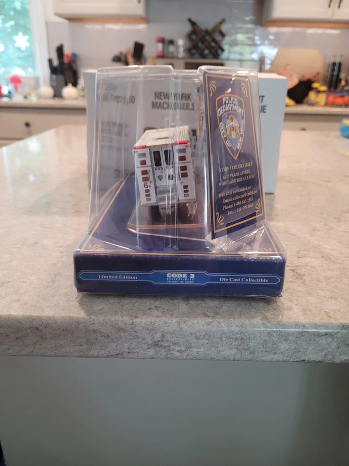 1/64 diecast NYPD Mack Heavy Rescue Code 3 NEVER OPENED ! - Image 3 of 4
