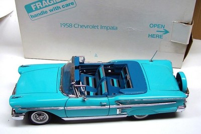 A Danbury Mint 1/24 diecast 1959 Chevrolet Impala Convertible, boxed with COA and roof