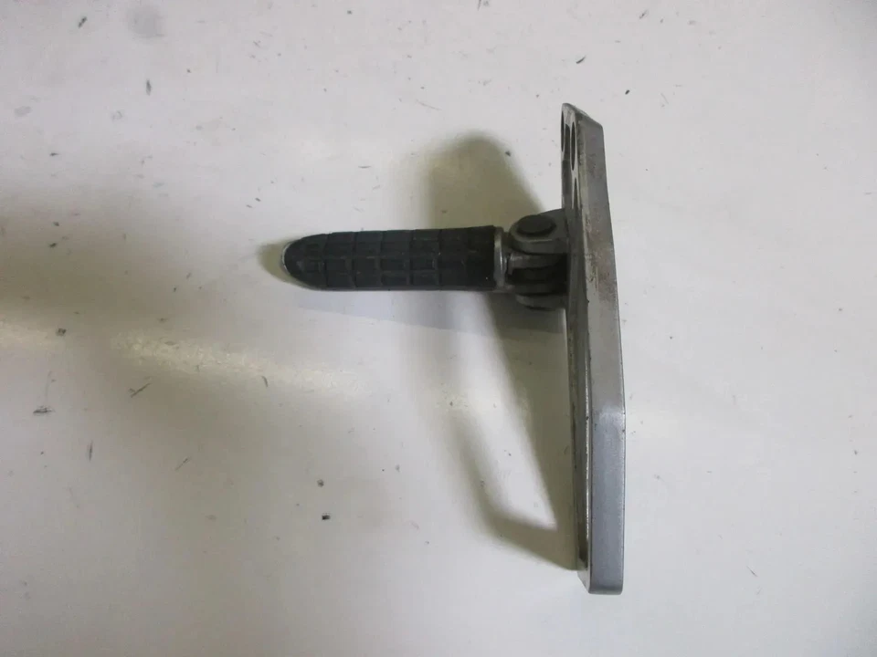 2. Soporte de reposapiés delantero izquierdo para Kawasaki GPX 750 R ZX 750 F. R - Imagen 1 de 4