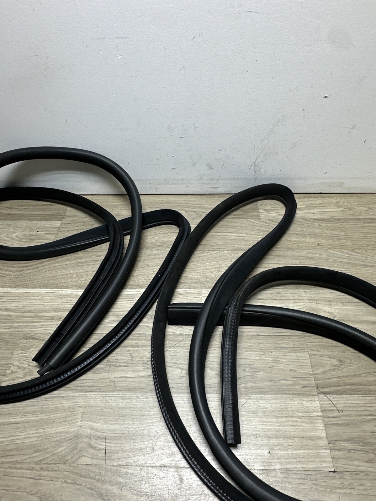 M156 MASERATI 14-17 QUATTROPORTE FRONT LEFT Right DOOR RUBBER WEATHER STRIP