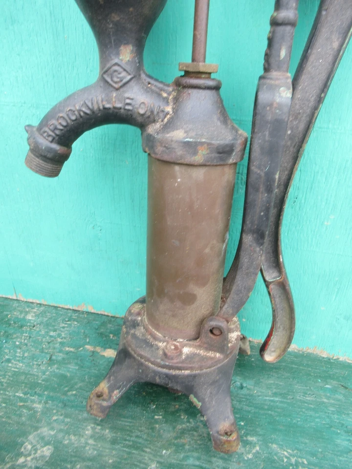 LINDO VELHO Ferro Fundido Mão CILINDRO DE LATÃO BOMBA DE ÁGUA VERDE Cor 20" de Altura - Imagem 3 de 4