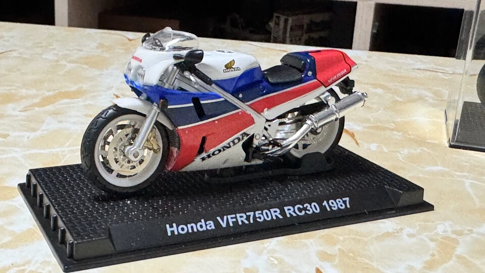 1:24 Honda Golden Wing CB1100r VFR750R CBR 1000RR motorcycle Plastic model - Image 4 of 4