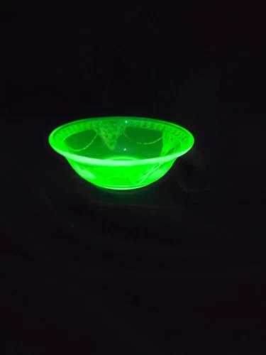 Vintage Federal Georgian LoveBirds Green Uranium Glass Berry Bowl 4.5"