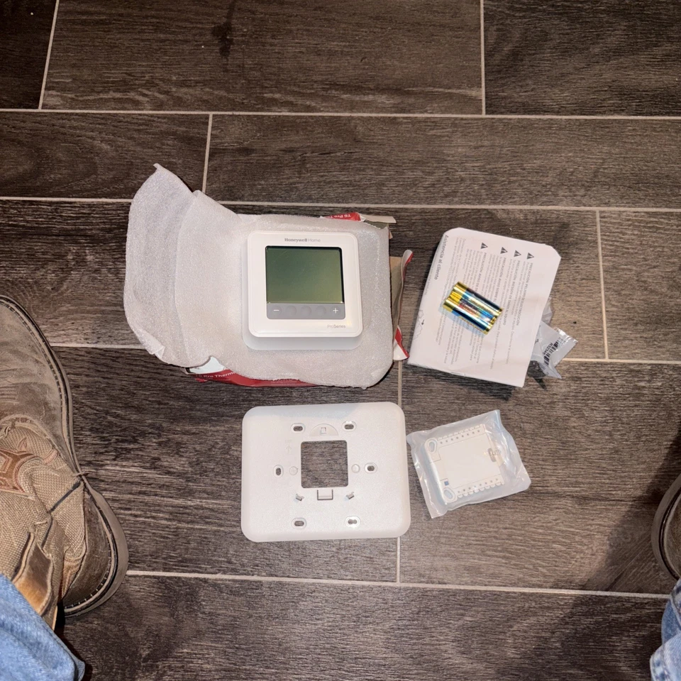 Honeywell T6 Pro Digital Programmable Thermostat - TH6220U2000/U - Image 4 of 4