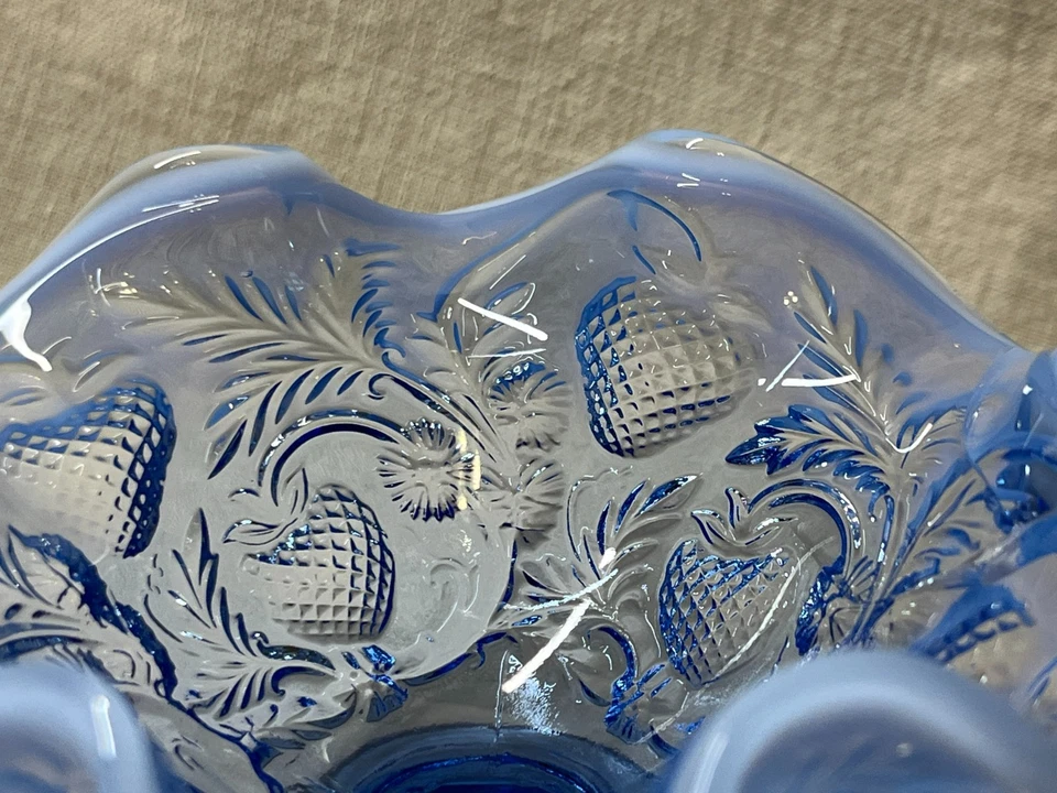 Fenton blauer Standfuß 'Erdbeere' Rüschenkorb opalisierender Rand applizierter Griff - Bild 4 von 4