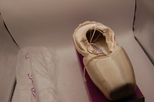 NIB RP Russian Pointe Collection Muse Muze Pointe Shoes 7.5 L30 Not Returnable