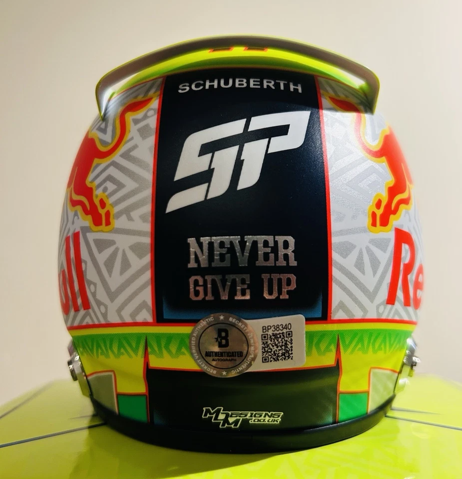 Mini capacete de corrida Red Bull 2023 assinado por Sergio Perez escala 1:2 (Beckett AUTO) - Imagem 2 de 4