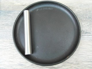 Le Creuset Gusspfanne mit abnemhbarer Edelstahl Griff Weber Gasgrill Kugelgrill