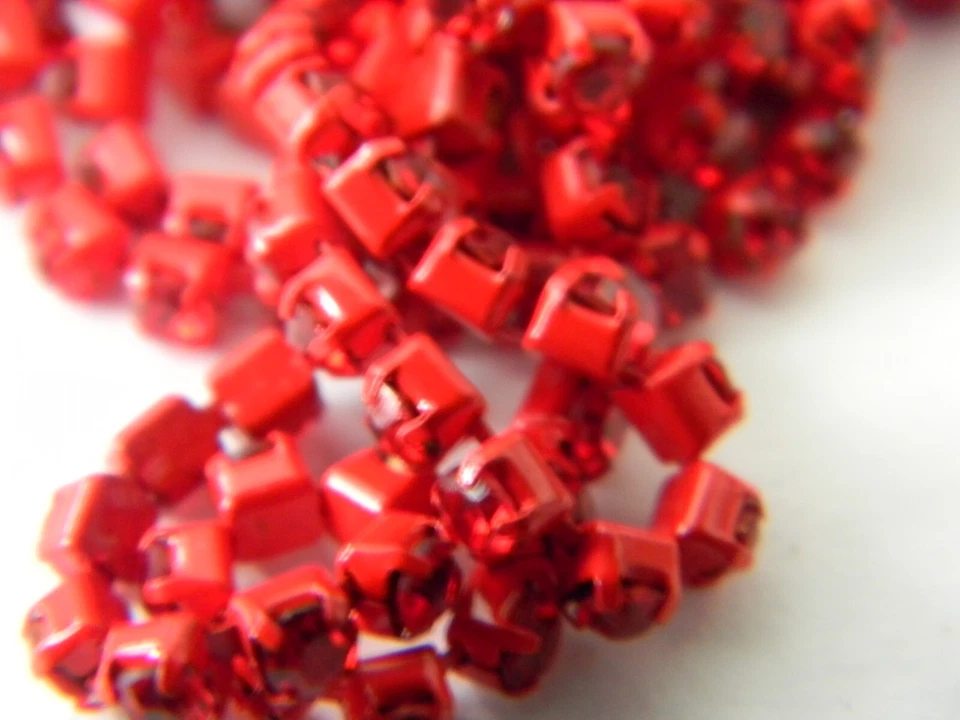 Cadena de copa de diamantes de imitación AB rojos de 3 mm en montura roja, cadena roja por el pie Foto 3 de 4