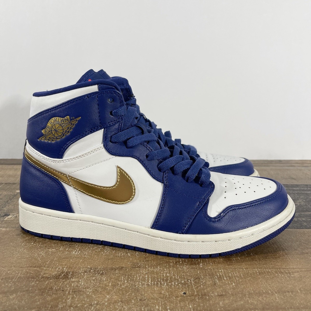 Air Jordan 1 High Gold Medal Size 8.5 Mens Nike Retro Blue Air Jordan 1 High Gold Medal Size 8.5 Mens Nike Retro Blue