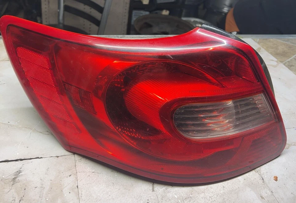 Conjunto de lámpara de luz trasera izquierda lado conductor SUZUKI KIZASHI 2010-2013 FABRICANTE DE EQUIPOS ORIGINALES Foto 3 de 4