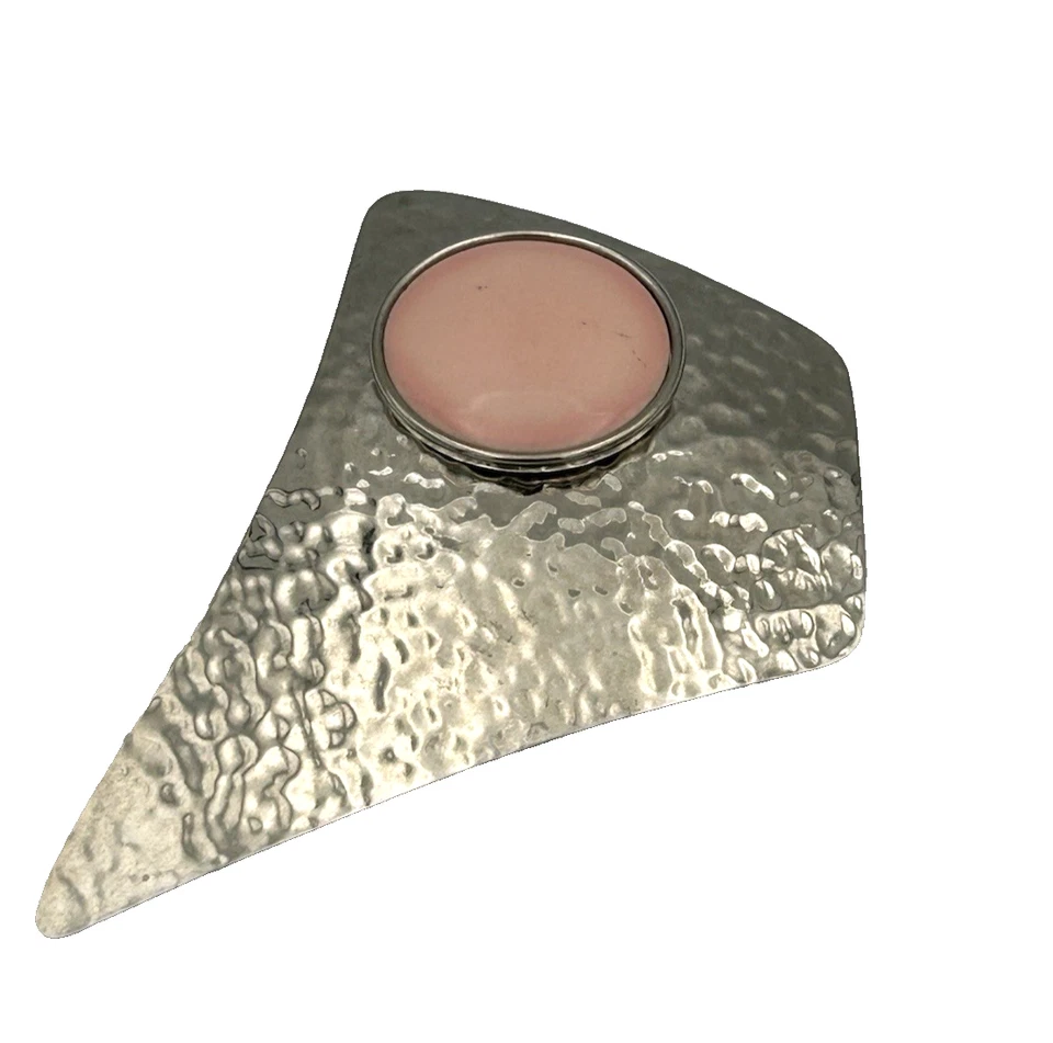 Broche prendedor de diseño modernista de metal martillado tono plata con piedra rosa grande Foto 3 de 4