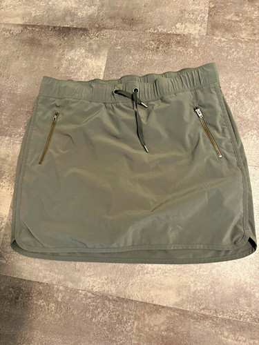 Athleta Women’s Athletic Skort M dark green Solid Drawstring Zip Pockets