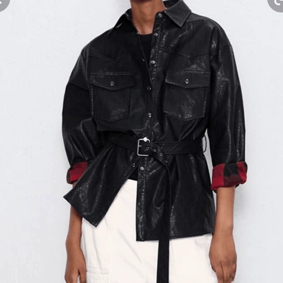 NUEVO CON ETIQUETAS ZARA Negro Imitación Cuero Cinturón Sobrecamisa Chaqueta con Interior Rojo a Cuadros Talla M