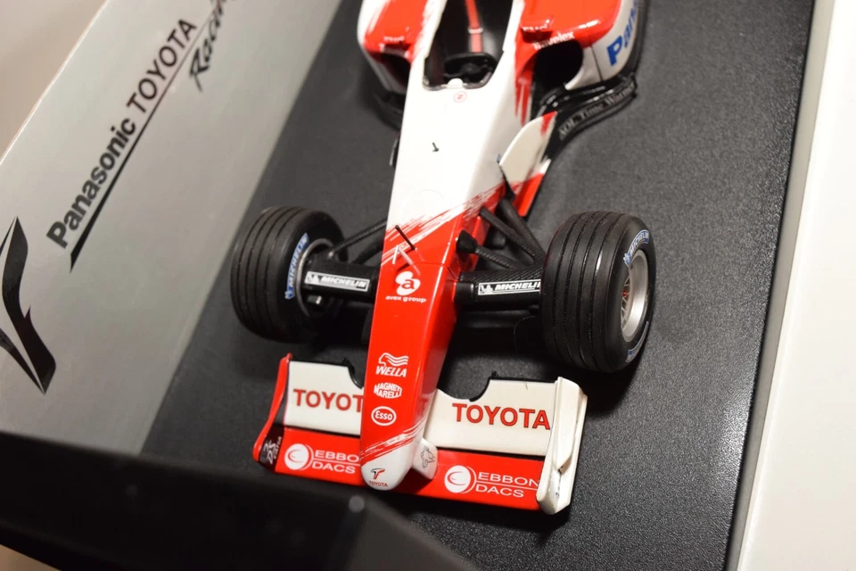 A76 1:18 MINICHAMPS 100 030172 PANASONIC TOYOTA RACING F1 VERSIONE LANCIO 200... - Immagine 4 di 4