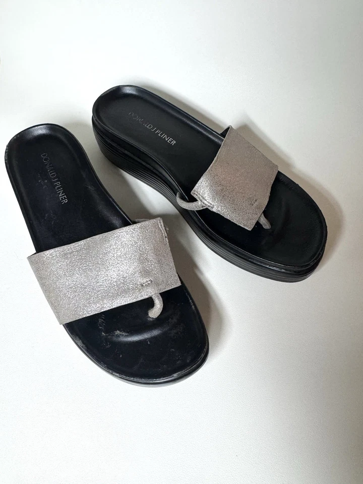 Sandalias Donald Pliner Mujer 7 Plata Metálica Plataforma Deslizable Tanga Minimalista Foto 2 de 4