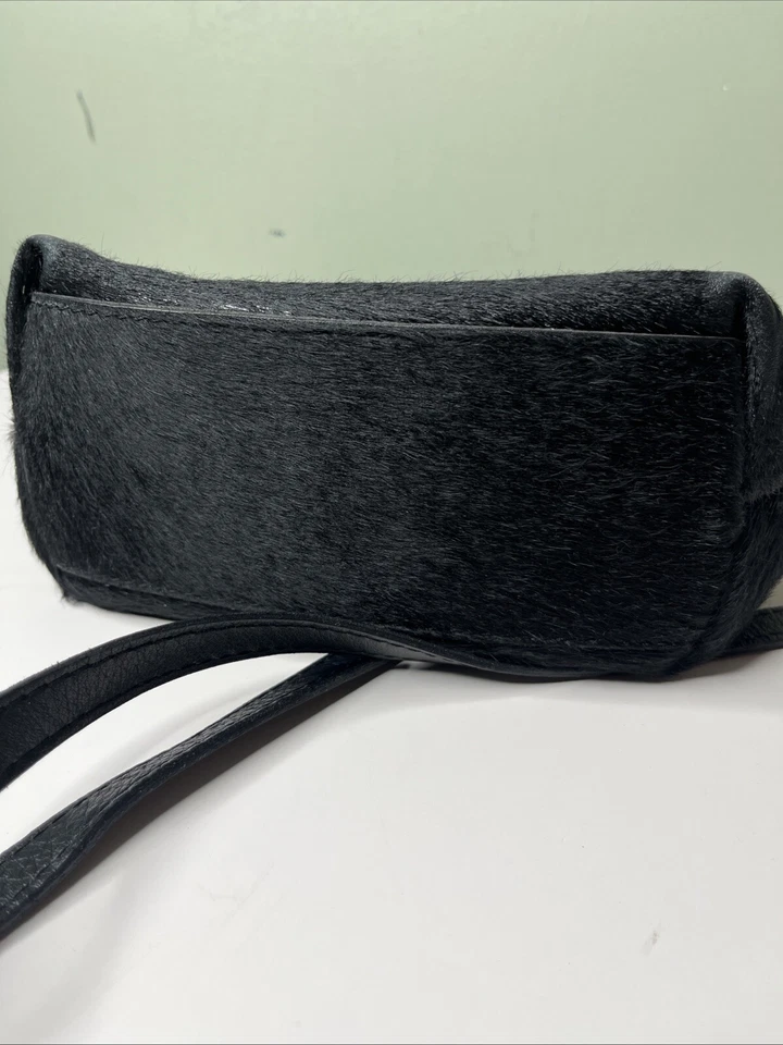 Bolso cubo pequeño de cuero de vaca Maurizio Taiuti con correa para el hombro Foto 3 de 4