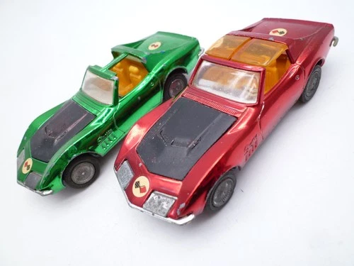 VINTAGE CORGI TOYS 300 CHEVROLET CORVETTE STINGRAY PAIR ISSUED 1970