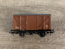 Bachmann 37-802A OO Gauge 12 Ton Planked Ventilated Van BR Bauxite Boxed