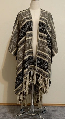 Torrid Ruana Wrap Poncho Coat Jack Gray White One Size O/S Geo Print Pattern